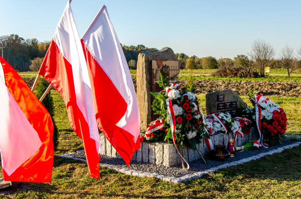 Odsloniecie I Poswiecenie Pomnika W Niznej Lace Parafia Bobrka